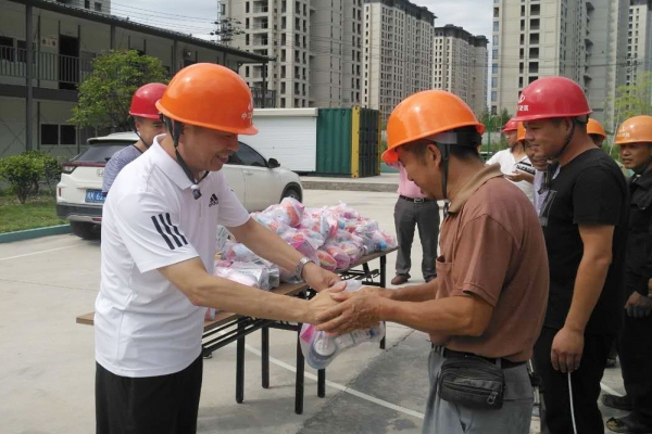 市建設(shè)局、市建筑業(yè)協(xié)會領(lǐng)導(dǎo)親臨現(xiàn)場慰問一線工人